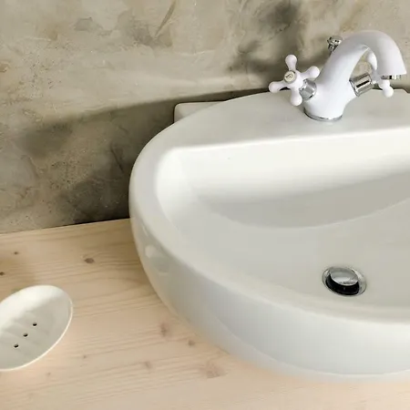 Homutuv Statek בית הארחה