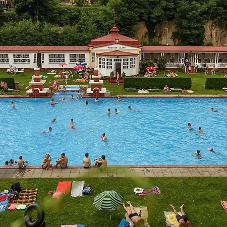 בית הארחה Homutuv Statek